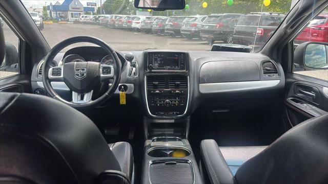 Photo of 2017 White Knuckle Clearcoat Dodge Grand Caravan