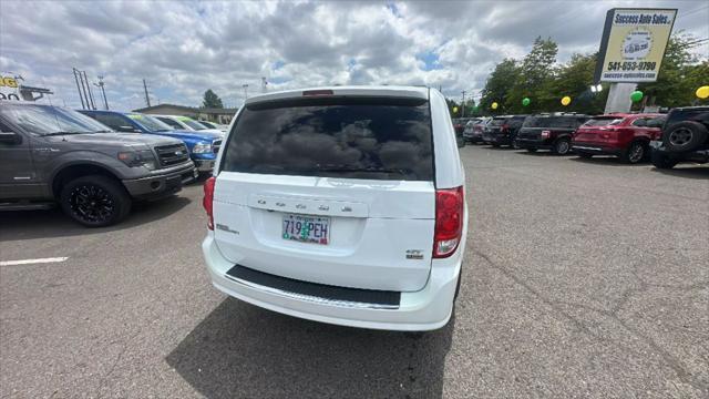 Photo of 2017 White Knuckle Clearcoat Dodge Grand Caravan
