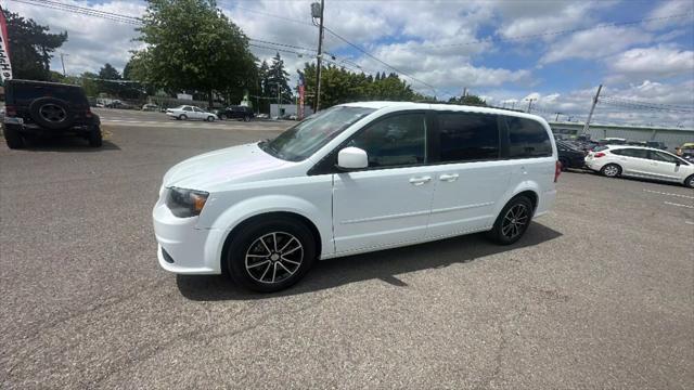 Photo of 2017 White Knuckle Clearcoat Dodge Grand Caravan
