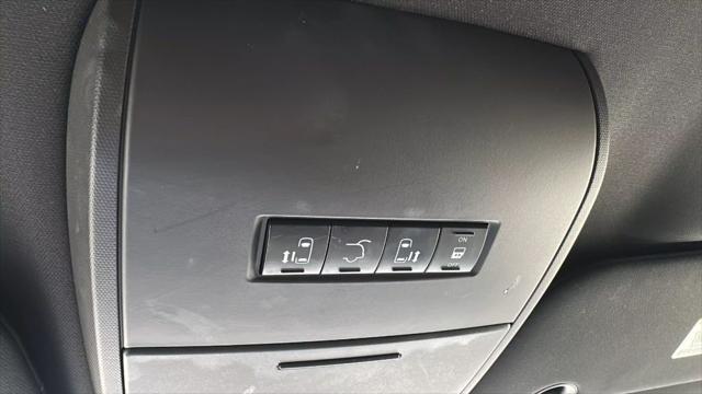 Photo of 2017 White Knuckle Clearcoat Dodge Grand Caravan
