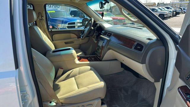 Photo of 2012 White Chevrolet Avalanche
