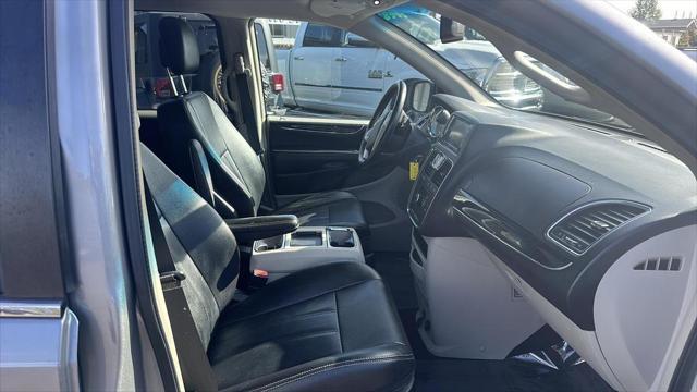 Photo of 2016 Billet Silver Metallic Clearcoat Chrysler Town & Country