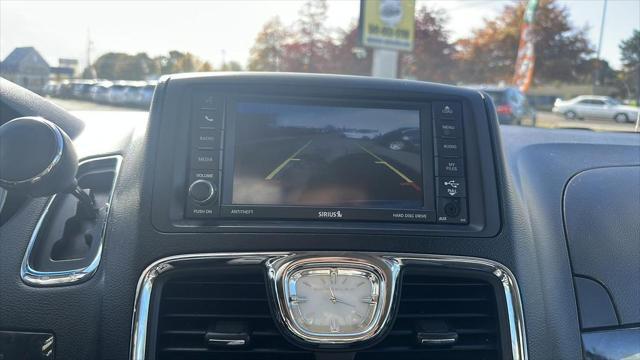 Photo of 2016 Billet Silver Metallic Clearcoat Chrysler Town & Country