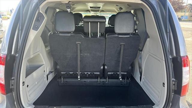 Photo of 2016 Billet Silver Metallic Clearcoat Chrysler Town & Country