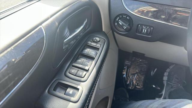 Photo of 2016 Billet Silver Metallic Clearcoat Chrysler Town & Country