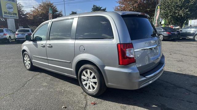 Photo of 2016 Billet Silver Metallic Clearcoat Chrysler Town & Country