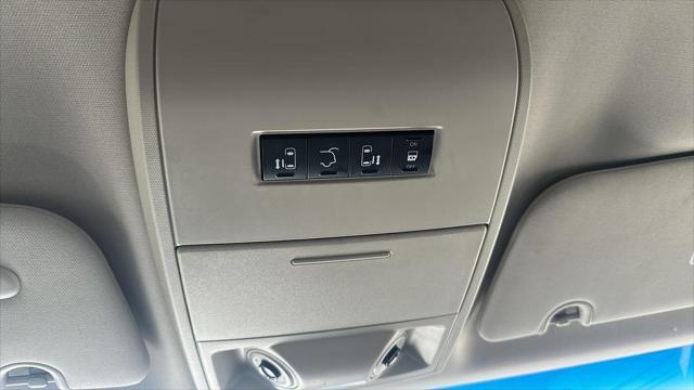 Photo of 2016 Billet Silver Metallic Clearcoat Chrysler Town & Country