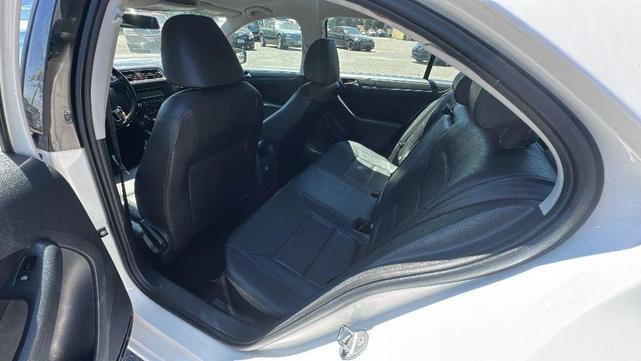Photo of 2011 Candy White Volkswagen Jetta