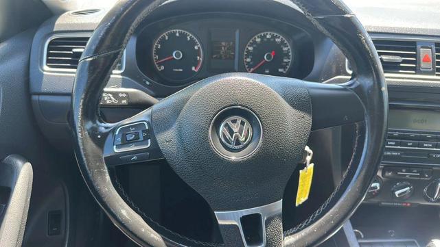 Photo of 2011 Candy White Volkswagen Jetta