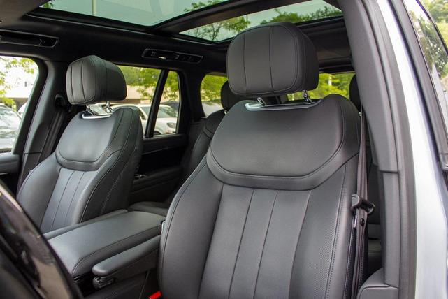 Photo of 2023 Hakuba Silver Metallic Land Rover Range Rover