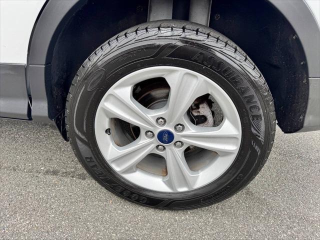 Photo of 2016 White Ford Escape