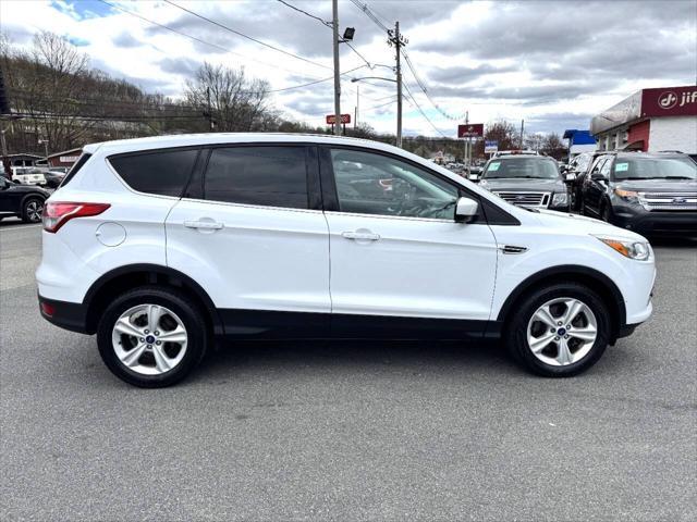 Photo of 2016 White Ford Escape
