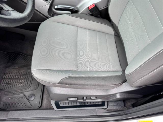 Photo of 2016 White Ford Escape