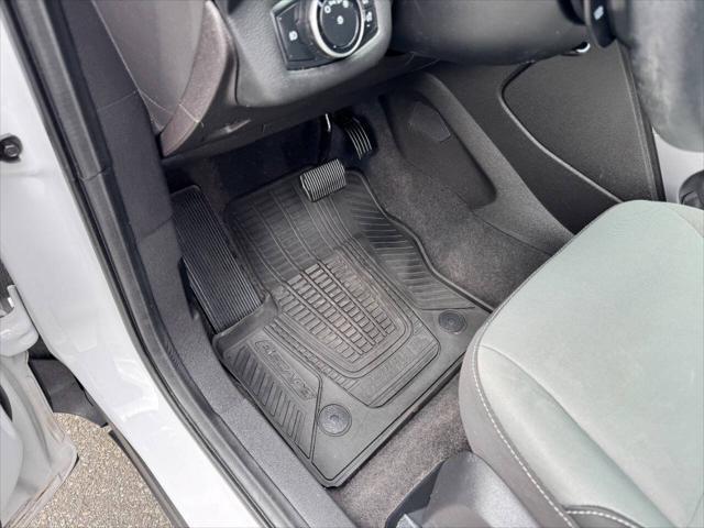 Photo of 2016 White Ford Escape