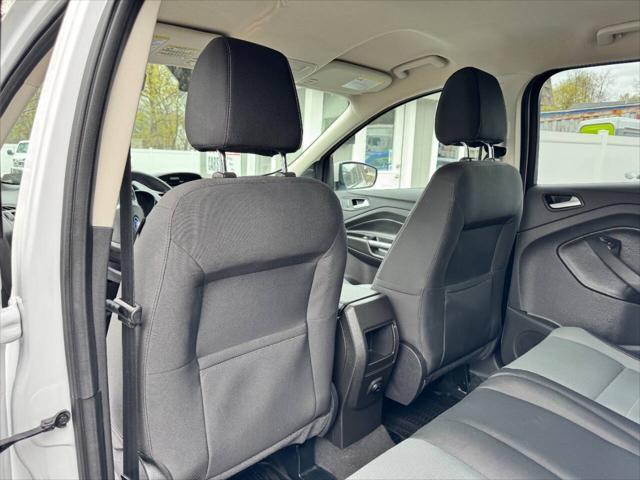 Photo of 2016 White Ford Escape