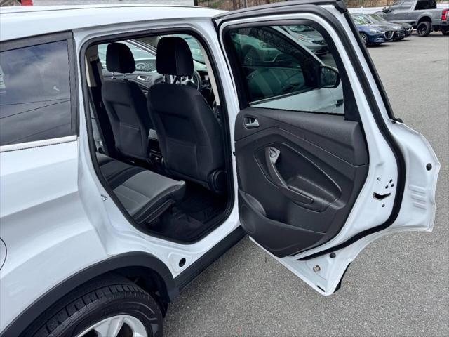 Photo of 2016 White Ford Escape