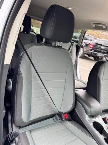 Photo of 2016 White Ford Escape