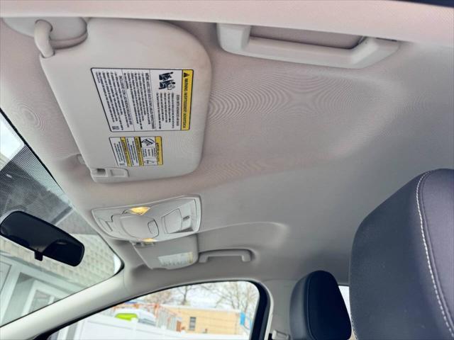 Photo of 2016 White Ford Escape