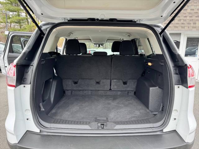 Photo of 2016 White Ford Escape