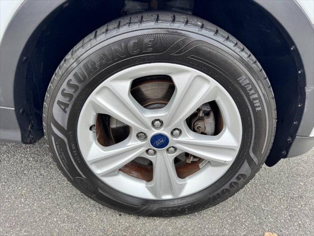 Photo of 2016 White Ford Escape