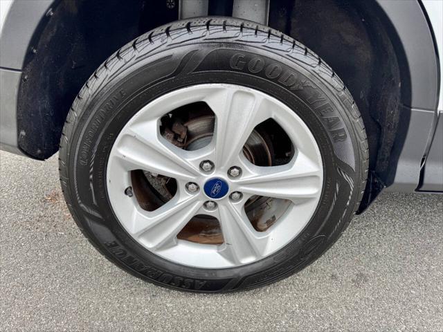 Photo of 2016 White Ford Escape