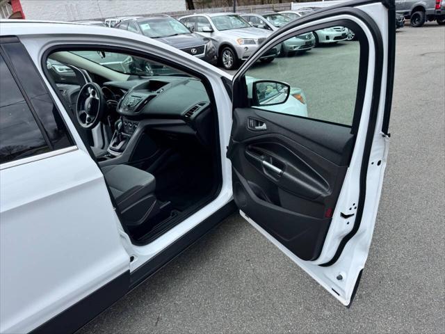 Photo of 2016 White Ford Escape