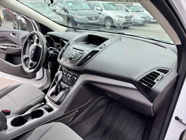Photo of 2016 White Ford Escape