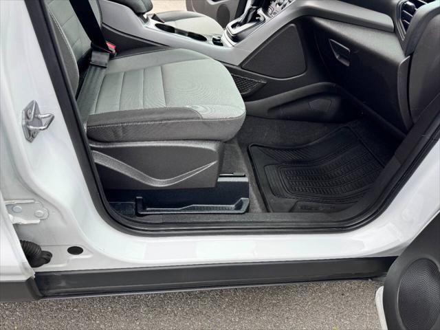 Photo of 2016 White Ford Escape