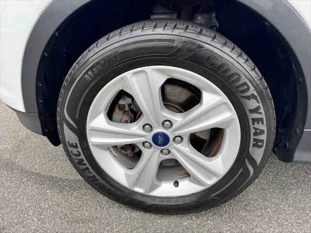 Photo of 2016 White Ford Escape