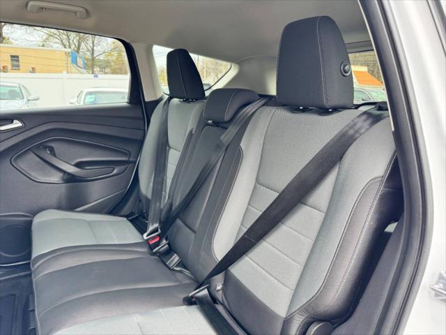 Photo of 2016 White Ford Escape