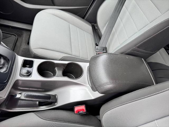 Photo of 2016 White Ford Escape