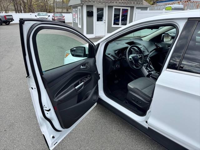 Photo of 2016 White Ford Escape