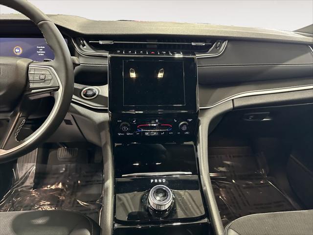 Photo of 2023 Diamond Black Crystal Pearlcoat Jeep Grand Cherokee L