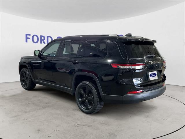Photo of 2023 Diamond Black Crystal Pearlcoat Jeep Grand Cherokee L