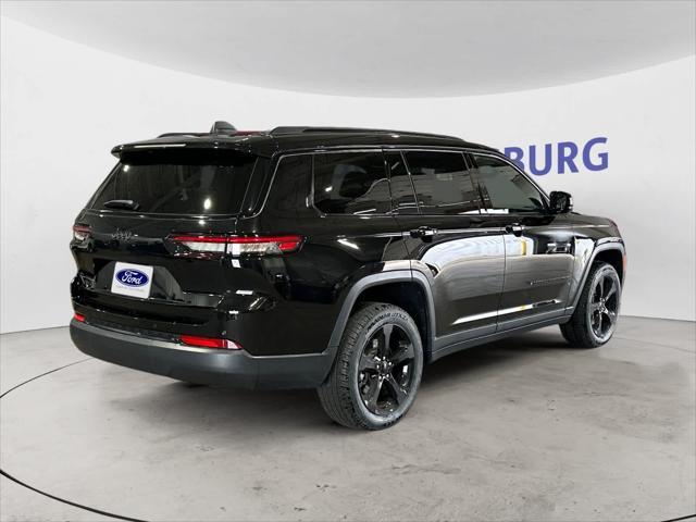 Photo of 2023 Diamond Black Crystal Pearlcoat Jeep Grand Cherokee L