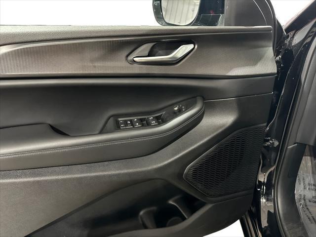 Photo of 2023 Diamond Black Crystal Pearlcoat Jeep Grand Cherokee L