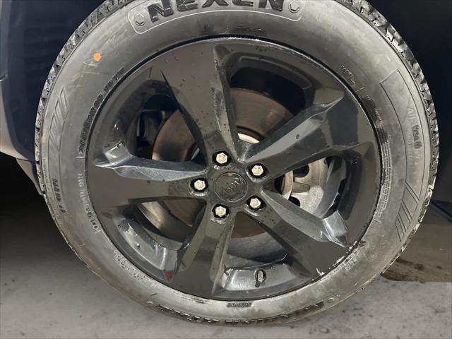 Photo of 2023 Diamond Black Crystal Pearlcoat Jeep Grand Cherokee L