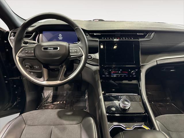 Photo of 2023 Diamond Black Crystal Pearlcoat Jeep Grand Cherokee L