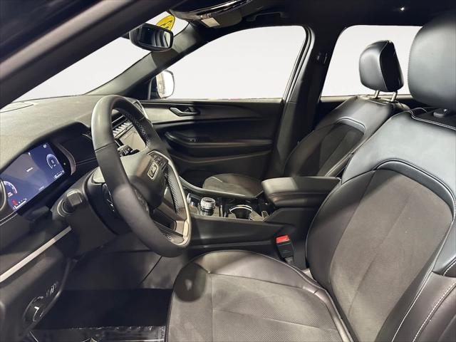 Photo of 2023 Diamond Black Crystal Pearlcoat Jeep Grand Cherokee L