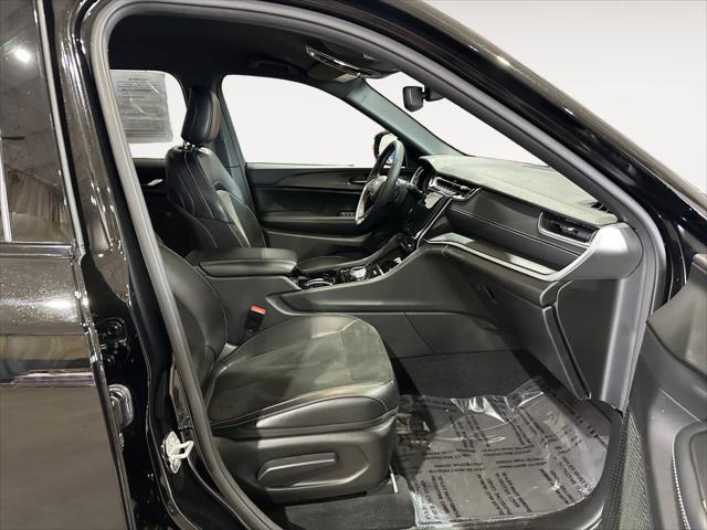 Photo of 2023 Diamond Black Crystal Pearlcoat Jeep Grand Cherokee L
