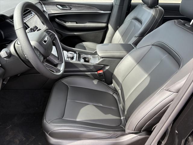 Photo of 2025 Diamond Black Crystal Pearlcoat Jeep Grand Cherokee L