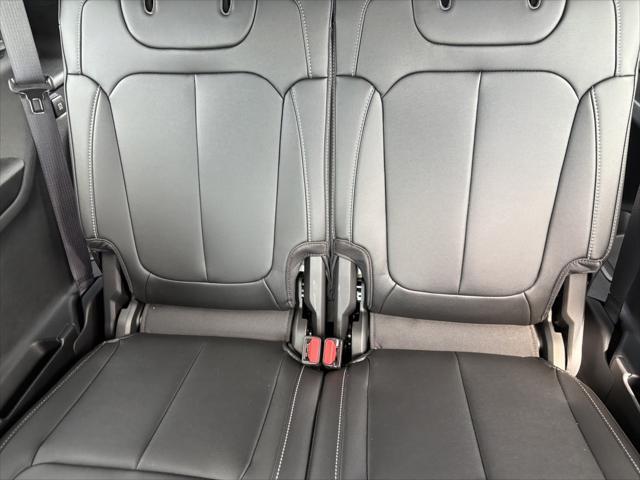 Photo of 2025 Diamond Black Crystal Pearlcoat Jeep Grand Cherokee L