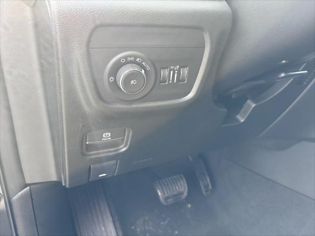 Photo of 2025 Diamond Black Crystal Pearlcoat Jeep Grand Cherokee L