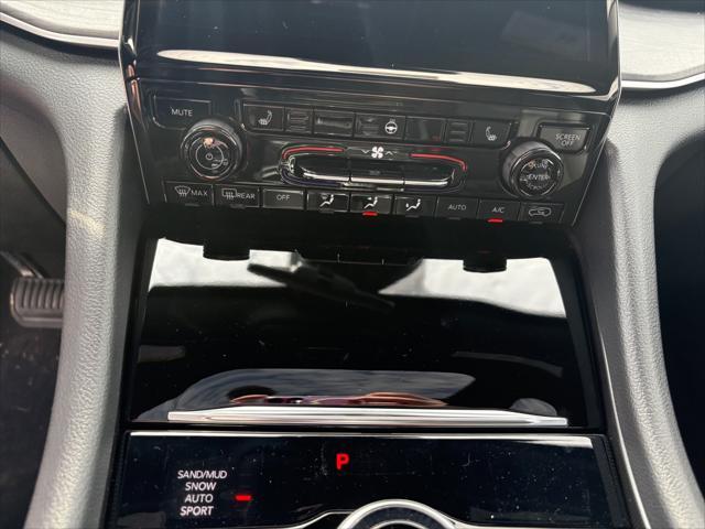 Photo of 2025 Diamond Black Crystal Pearlcoat Jeep Grand Cherokee L