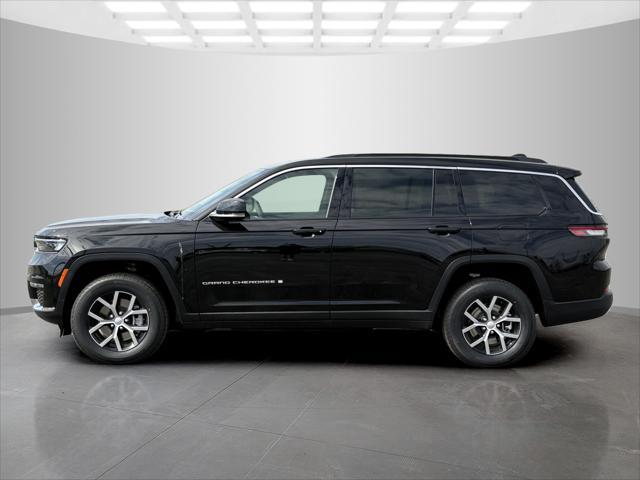 Photo of 2025 Diamond Black Crystal Pearlcoat Jeep Grand Cherokee L