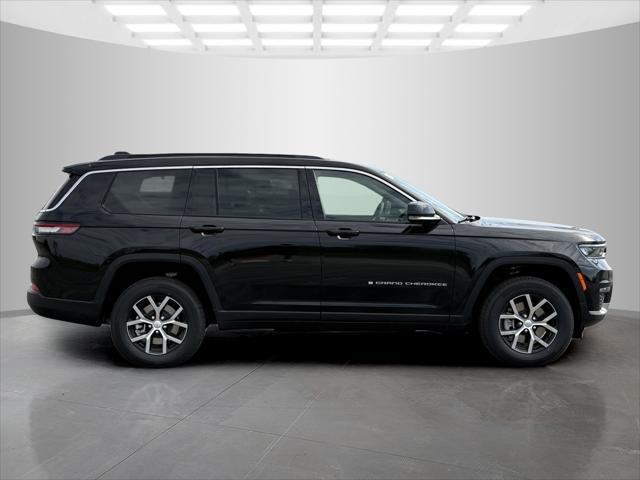 Photo of 2025 Diamond Black Crystal Pearlcoat Jeep Grand Cherokee L