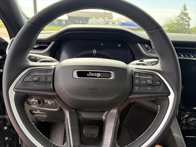 Photo of 2025 Diamond Black Crystal Pearlcoat Jeep Grand Cherokee L