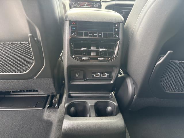 Photo of 2025 Diamond Black Crystal Pearlcoat Jeep Grand Cherokee L