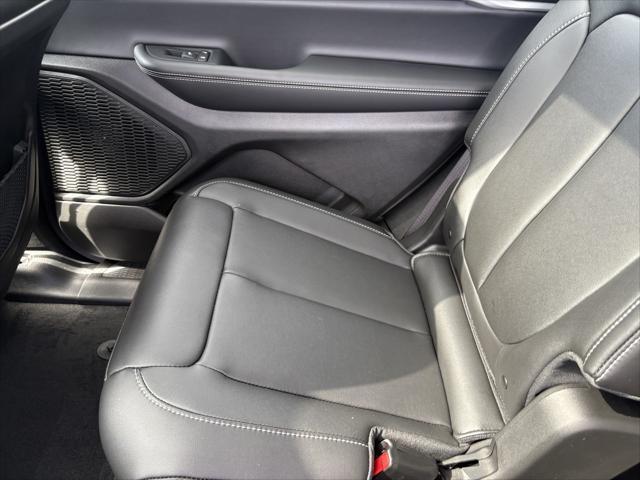 Photo of 2025 Diamond Black Crystal Pearlcoat Jeep Grand Cherokee L