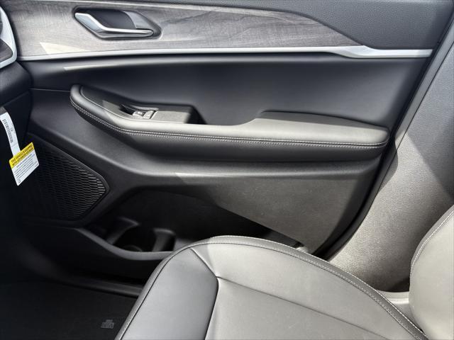 Photo of 2025 Diamond Black Crystal Pearlcoat Jeep Grand Cherokee L